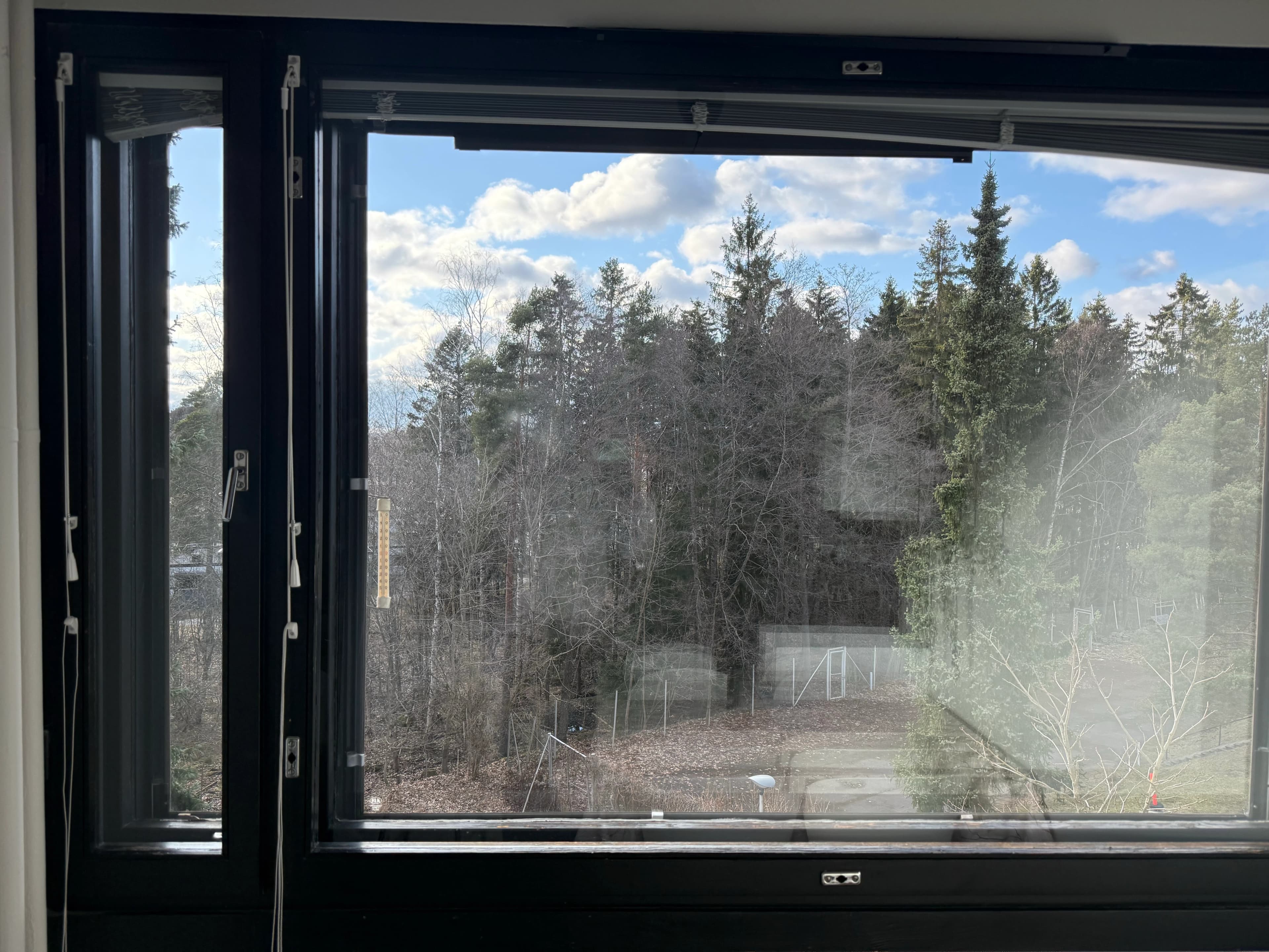 Ikkuna pesun jälkeen — Espoo