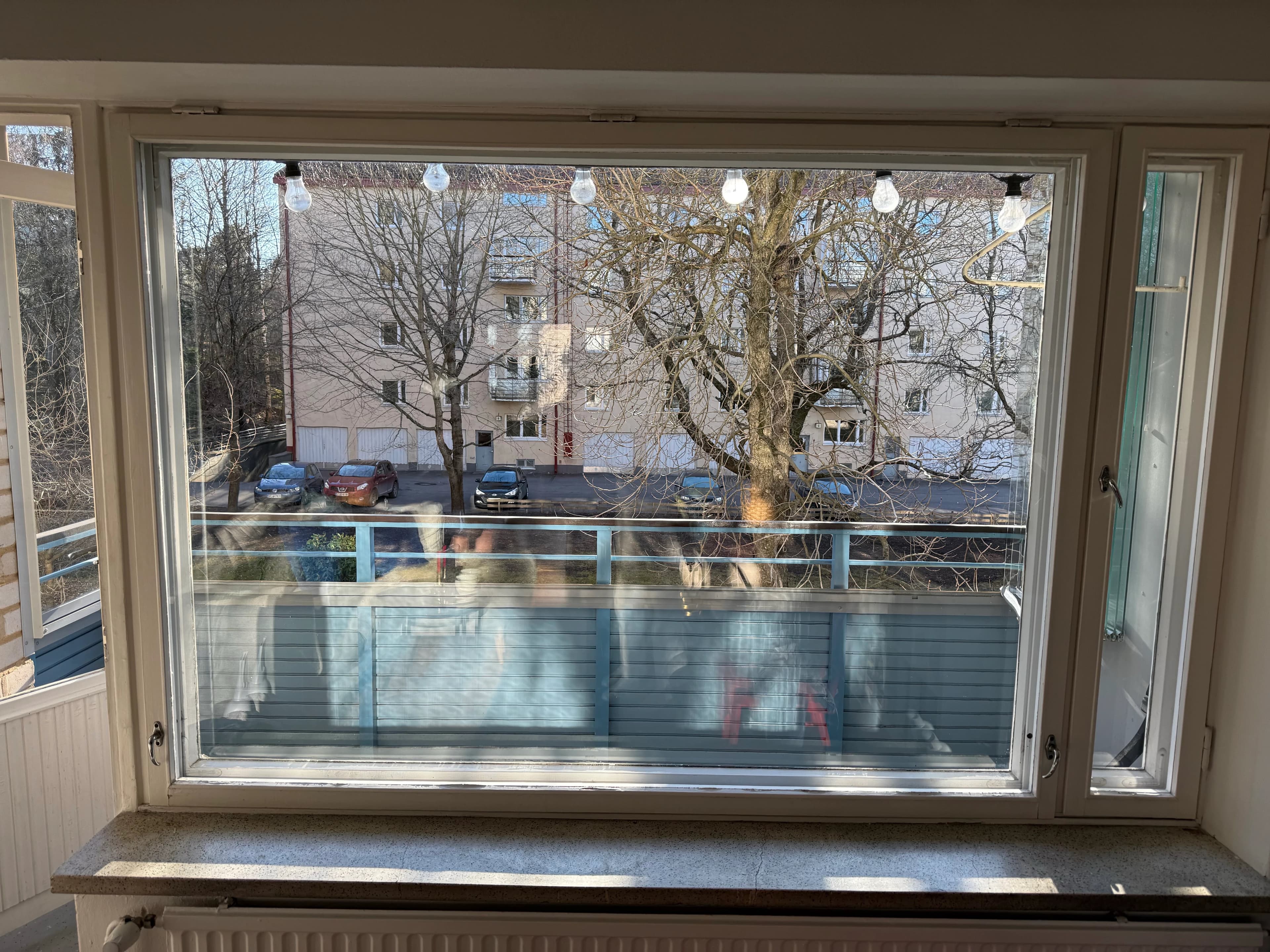 Ikkuna pesun jälkeen — Espoo